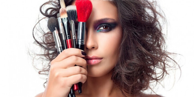 Щітки для макіяжу: яка для чого потрібна?