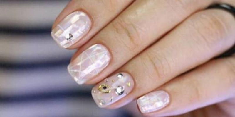 Жіноча справа: ніжний манікюр