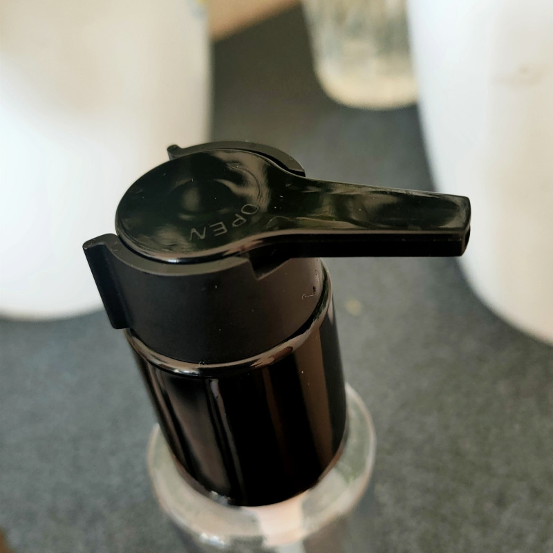 Дозатор 24/410, чорний, глянсовий, з фіксатором